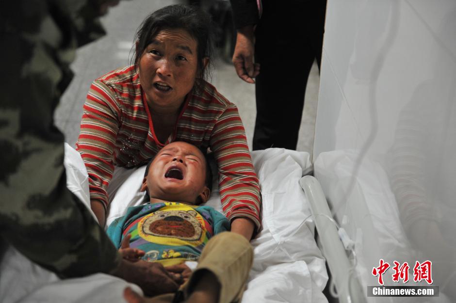 زلزال جنوب غرب الصين.. معالجة المرضى والجرحى