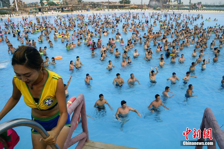 "التفاحة الصغيرة" في الماء.. آلاف يشاركون في عرض رقص صيني شعبي 