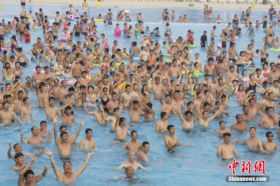 "التفاحة الصغيرة" في الماء.. آلاف يشاركون في عرض رقص صيني شعبي 