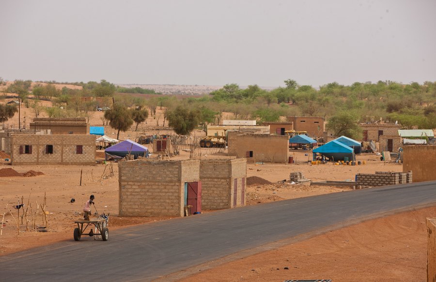 طريق بعون صيني يمتد في الصحراء الموريتانية