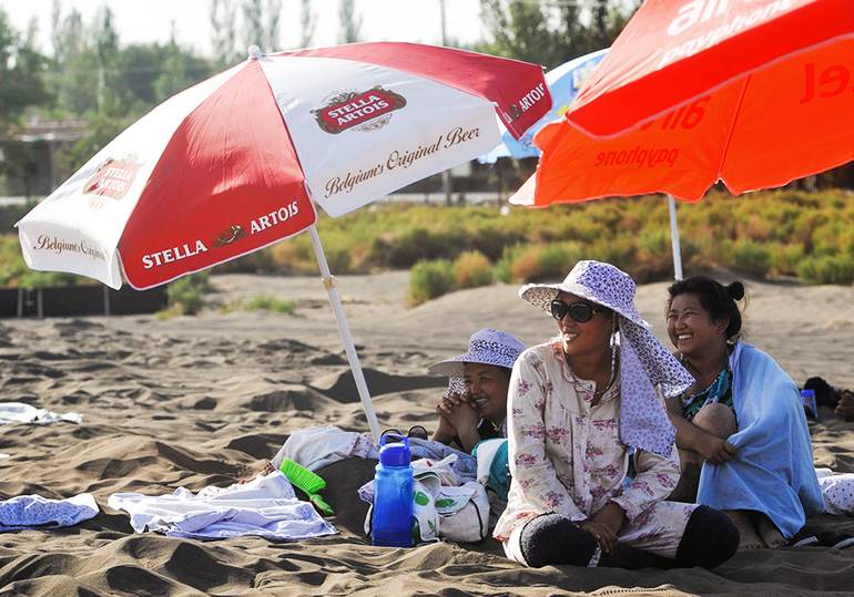 علاج الرمال فى شينجيانغ يجذب العديد من السياح فى الصيف