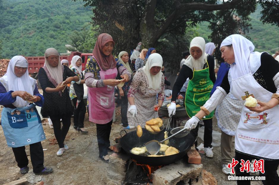 نساء قومية هوي المسلمة يقدمن الأطعمة الحلال للمتضررين فى زلزال لوديان