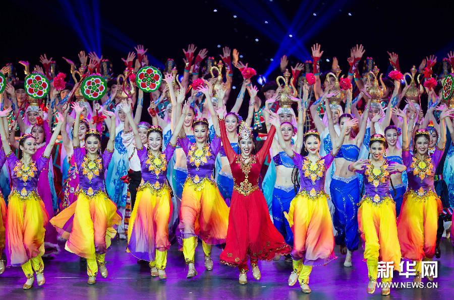 إقامة الدورة الأولى لعرض الرقصات الرائعة للأقليات القومية الصينية فى منغوليا الداخلية