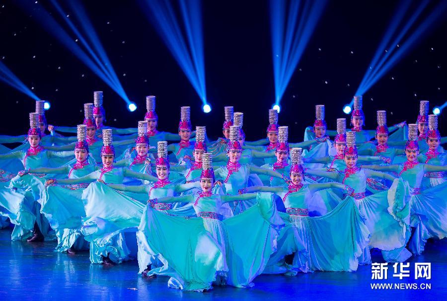 إقامة الدورة الأولى لعرض الرقصات الرائعة للأقليات القومية الصينية فى منغوليا الداخلية