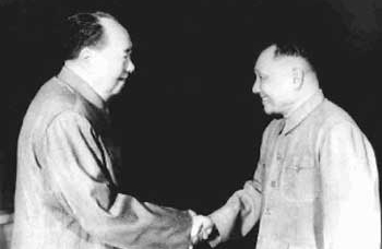 دنغ شياو بينغ مع رئيس الصين الراحل مو تسه تونغ عام 1974