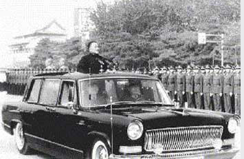 استعراض دنغ شياو بينغ القوات بمناسبة العيد الوطني عام 1984