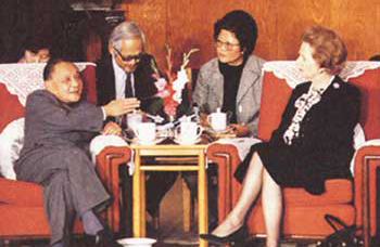 اجتماع دنغ شياو بينغ مع رئيسة الوزراء البريطانية السابقة مارغريت ثاتشر عام 1982