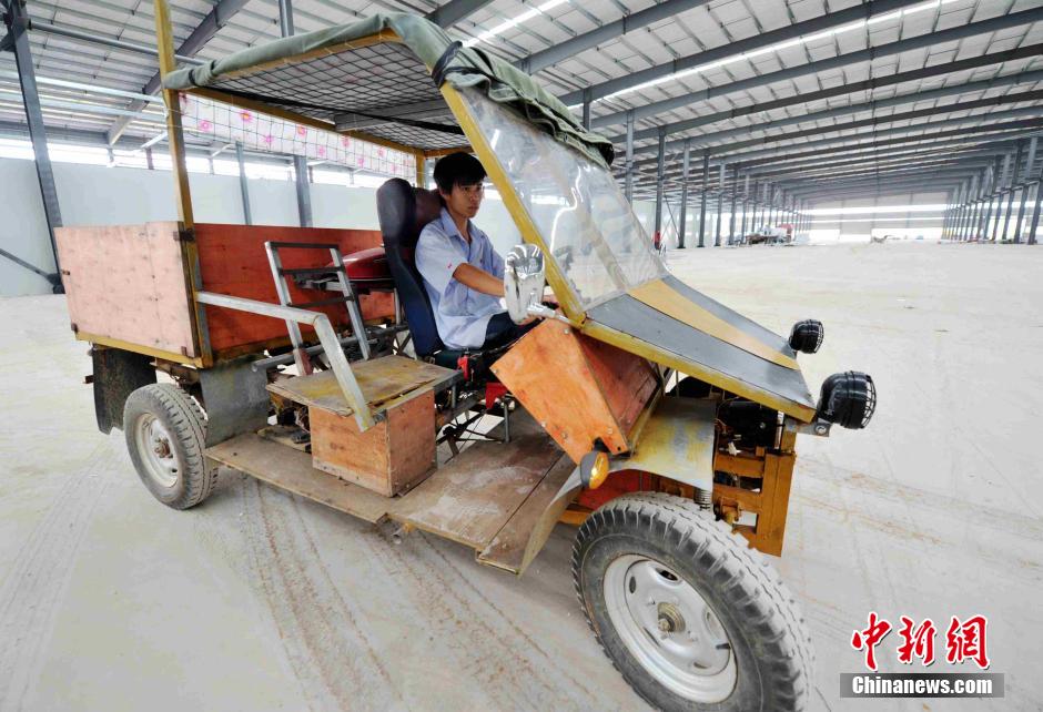 عامل صيني يصنع "سيارة" باستخدام قطع غيار الدراجة النارية 