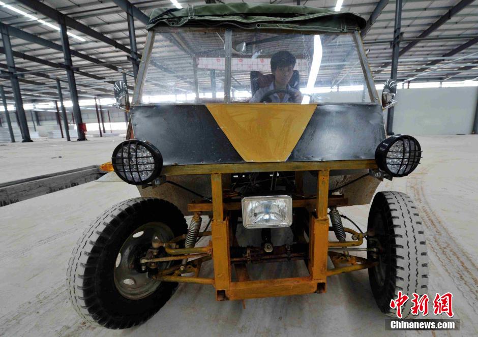 عامل صيني يصنع "سيارة" باستخدام قطع غيار الدراجة النارية 