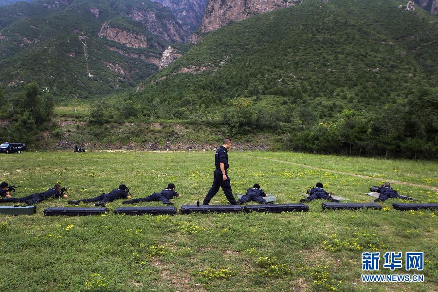 تشانغ هونغ يرشد زملائه أثناء تدريبات الرماية بالرصاص الحي