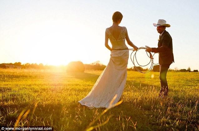 الزوجان البريطانيان يقومان 66 حفل الزفاف في الأماكن المختلفة العالمية