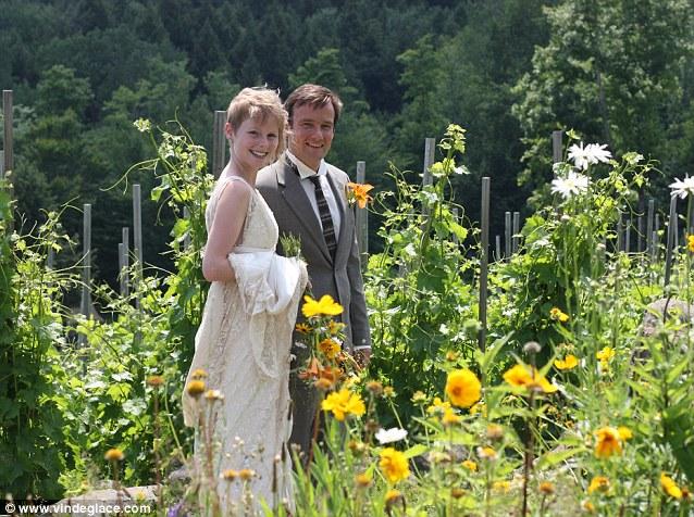 الزوجان البريطانيان يقومان 66 حفل الزفاف في الأماكن المختلفة العالمية