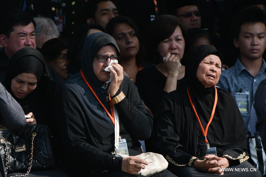 إعادة رفات ضحايا الطائرة الماليزية ام اتش 17 الى ماليزيا