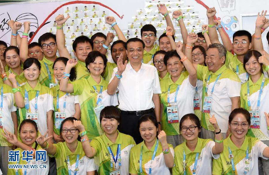 رئيس مجلس الدولة الصيني يشيد بجهود المتطوعين في دورة الألعاب الأوليمبية الصيفية للشباب