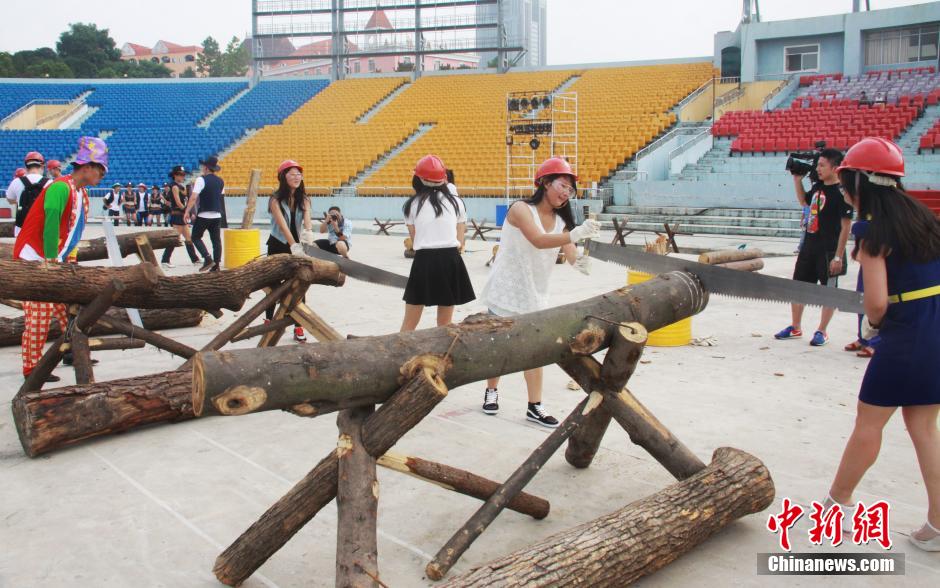 مسابقة في قطع الخشب بمقاطعة هونان، للتخفيف من ضغوط العمل