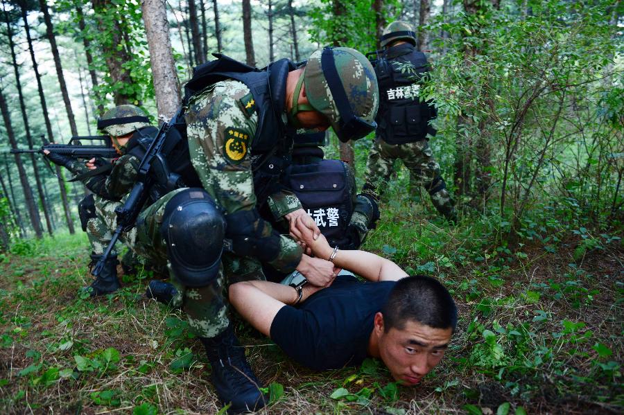 شرطة صينية خاصة تجرى تدريبات على مكافحة الإرهاب