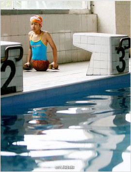 قصة بالصور: "فتاة كرة السلة" تصبح بطلة سباحة