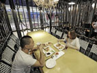 أول مطعم تحت عنوان مشاهد "السجن" يفتح في مدينة تيانجين الصينية
