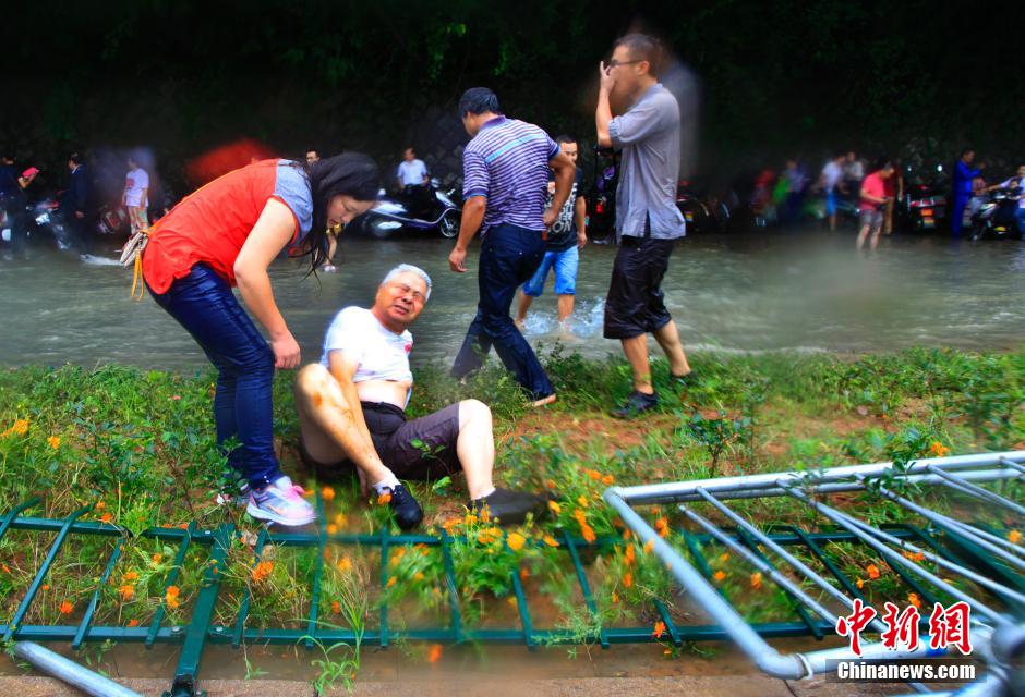 حركة المد بنهر بشرق الصين أصابت بعض الزوار بجروح