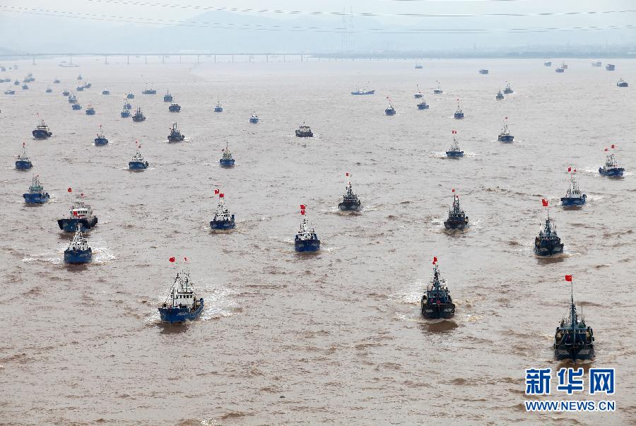 مشهد ضخم ..إحتشاد قوارب الصيد فى بحر الصين الشرقي