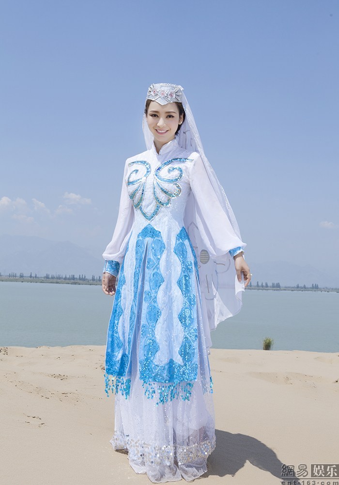 ممثلة صينية مثيرة تمثل حسناءا مسلمة فى إعلان تجاري