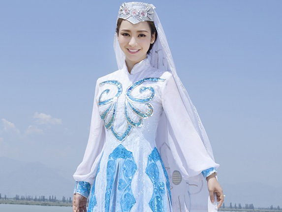 ممثلة صينية مثيرة تمثل حسناءا مسلمة فى إعلان تجاري