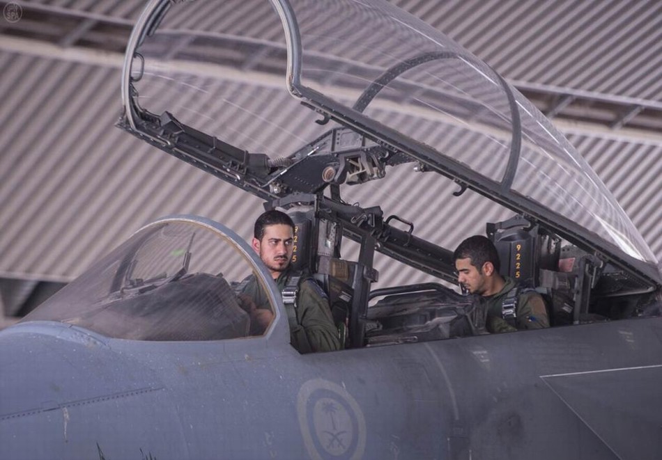 مشاركة أمير سعودي في ضرب مواقع "داعش" بسوريا بمقاتلة أف-15