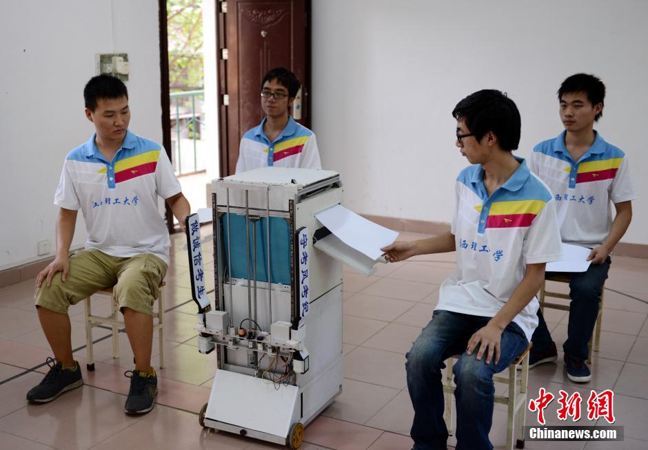 طلاب صينيون يخترعون روبوت مراقبة الفحص بديلا للمراقبين
