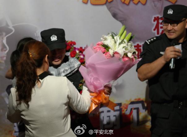 عون من الشرطة الصينية الخاصة يحطم الرقم القياسي العالمي لتمارين الضغط 