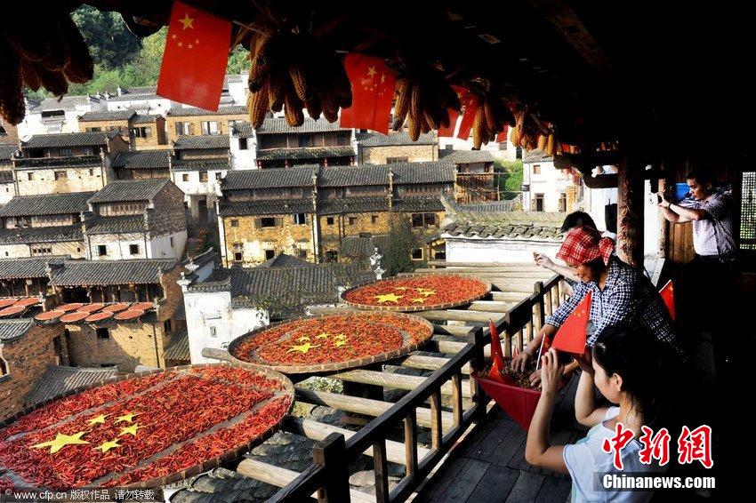فلفل أحمر يشكل العلم الصيني العملاق احتفالا بالعيد الوطني