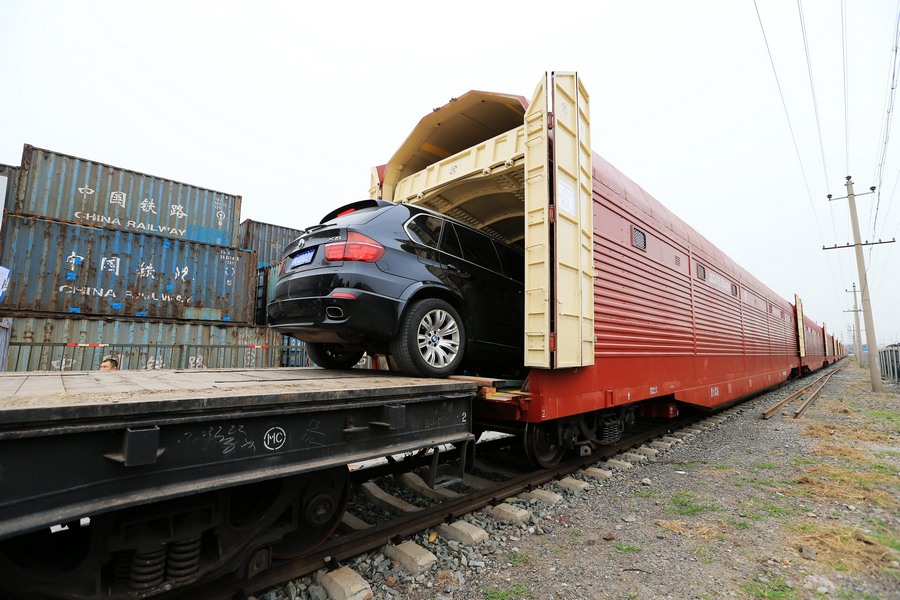 السكك الحديدية توفر عربات لنقل السيارات بمناسبة العيد الوطني
