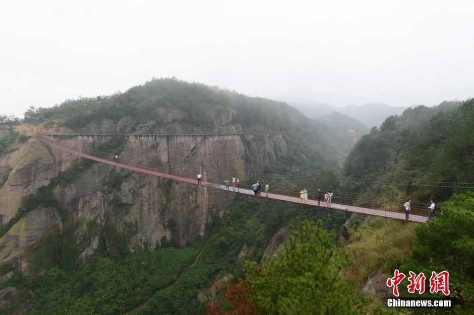 جسر معلق زجاجي مخيف في مقاطعة صينية