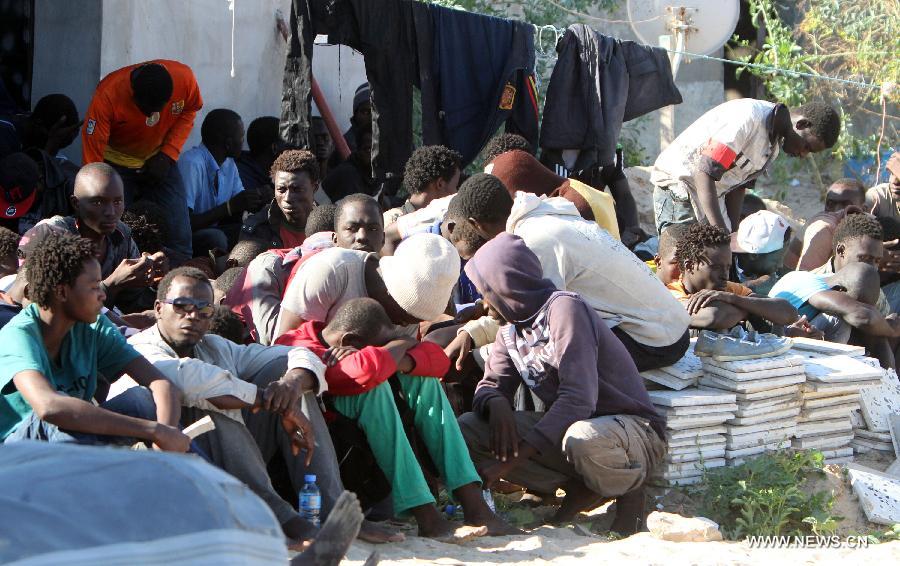 إحباط محاولة تهريب 300 مهاجر افريقي إلى أوروبا في ليبيا