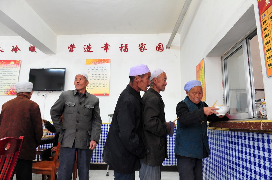 مسنون يتسلمون وجبات من مطعم خاص بكبار السن في محافظة جينغيوان التابعة لمنطقة نينغشيا الذاتية الحكم لقومية هوي
