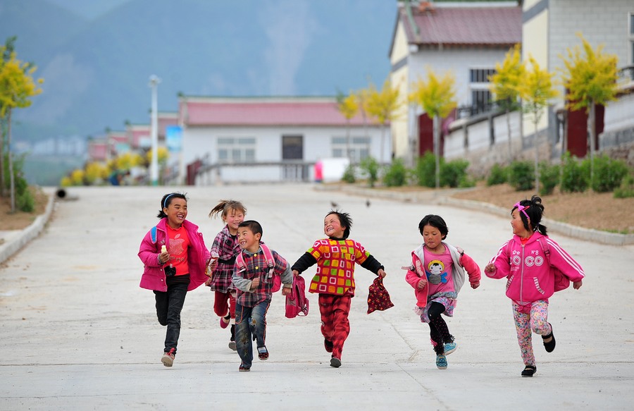 تلاميذ في طريق عودتهم إلى منازلهم بقرية تشيجيا في محافظة جينغيوان التابعة لمنطقة نينغشيا الذاتية الحكم لقومية هوي