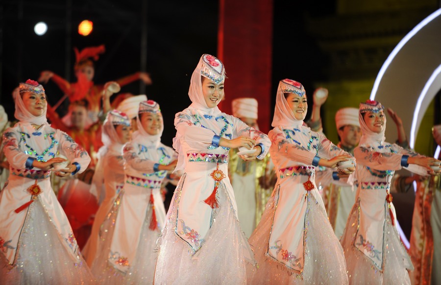 فنانون يقدمون رقصة تقليدية لقومية هوي داخل الحديقة الثقافة الواقعة في محافظة يونغنينغ التابعة لمدينة ينتشوان حاضرة المنطقة