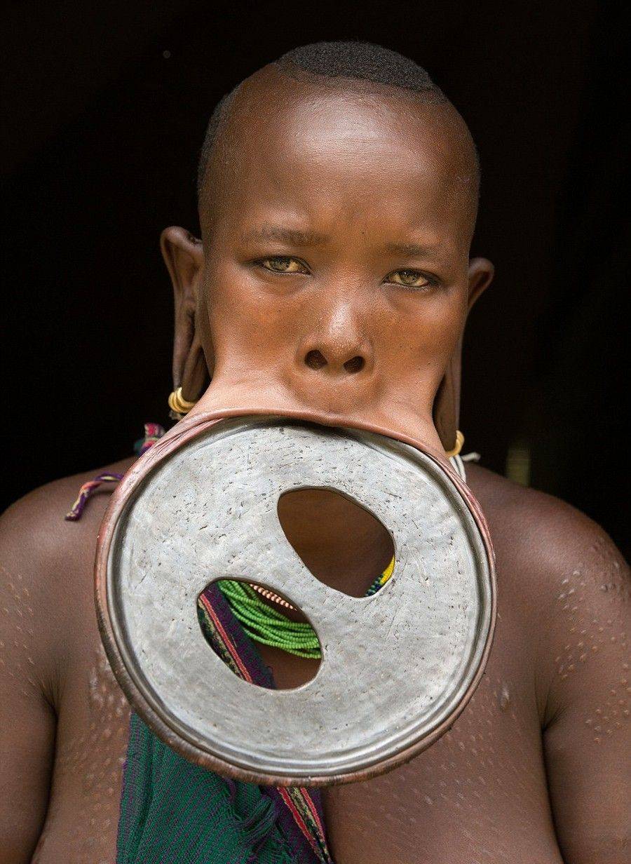 فتاة أثيوبية لديها أكبر قرص شفة، قطره حوالي 20 سنتمترا 