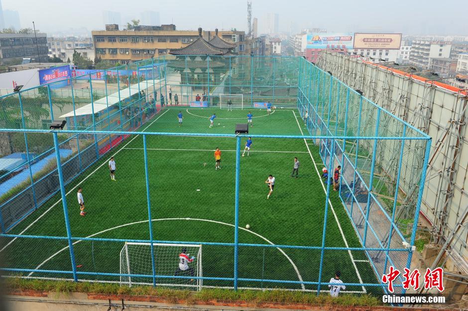 "ملعب كرة القدم في الهواء" في مقاطعة صينية