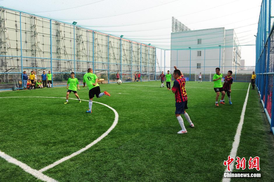 "ملعب كرة القدم في الهواء" في مقاطعة صينية