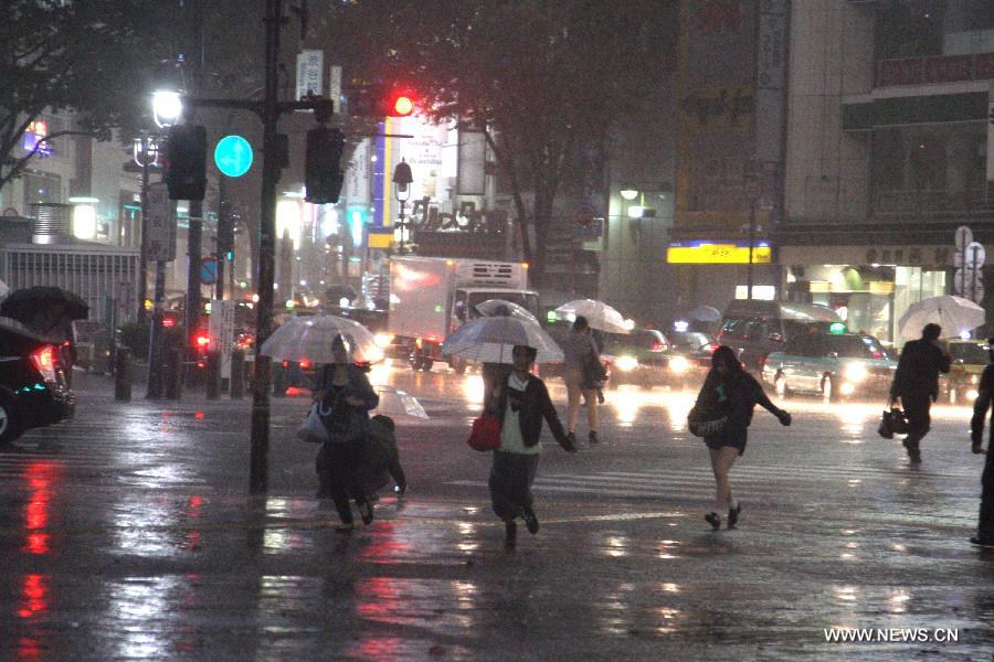 مصرع شخصين وإصابة أكثر من 90 في اليابان جراء إعصار فونجفونج