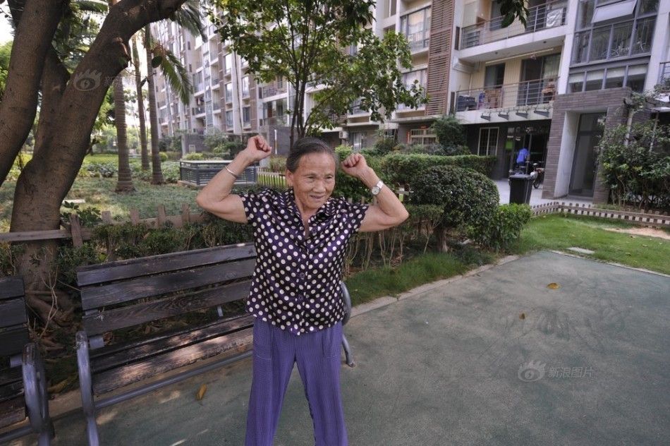 سيدة صينية عمرها 81 عاما تمارس تمرين الضغط 100 مرة في خمس دقائق يوميا