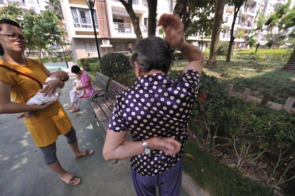 سيدة صينية عمرها 81 عاما تمارس تمرين الضغط 100 مرة في خمس دقائق يوميا