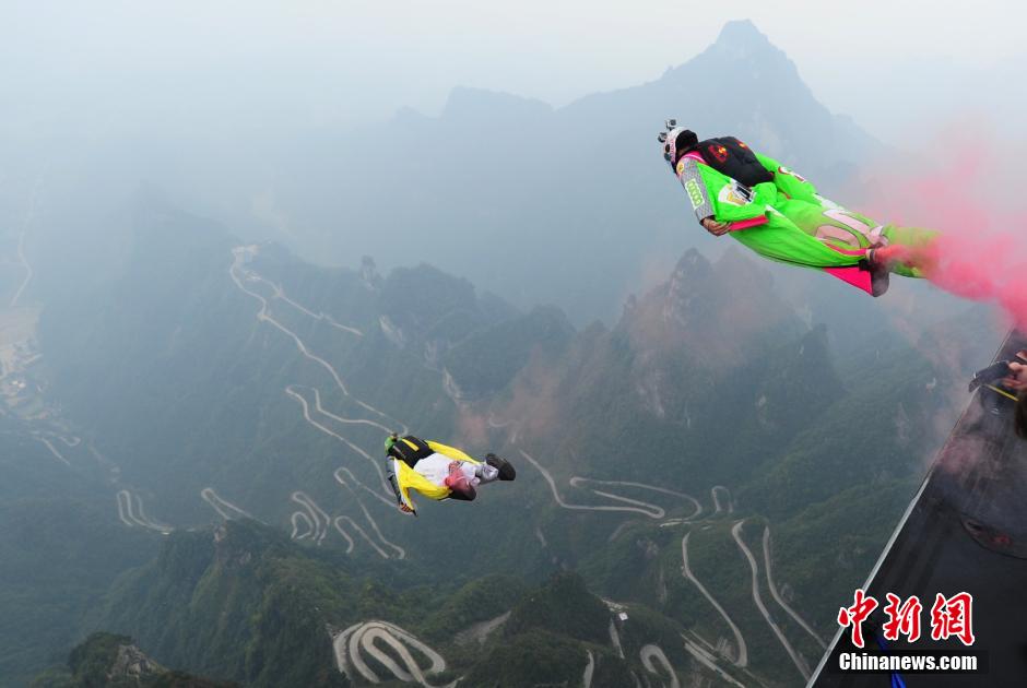 مسابقة بطولة العالم للطيران ببدلة الأجنحة تقام في تشانغجياجيه