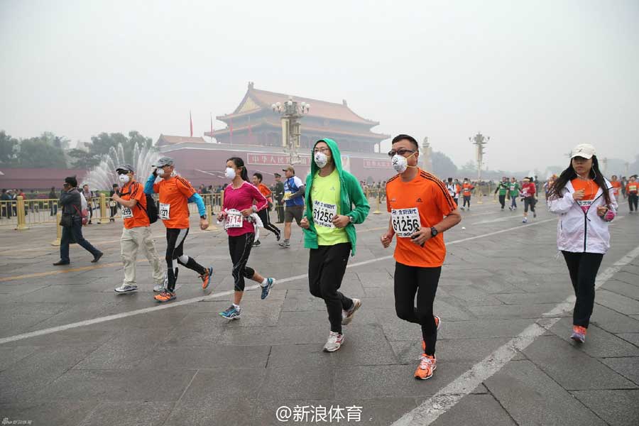 انطلاق ماراثون بكين الدولي في جو الضباب الدخاني 