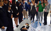 جنازة طالب جامعي صيني لتحذير زملائه من خطر الإدمان على الإنترنت