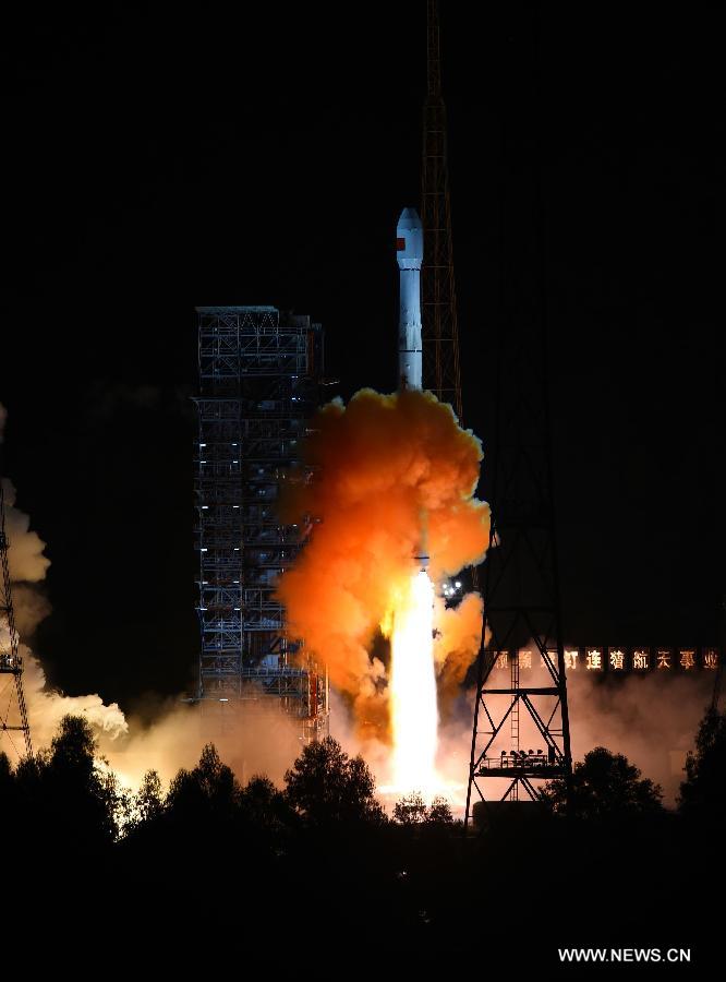 الصين تطلق مسبارا فضائيا الى القمر