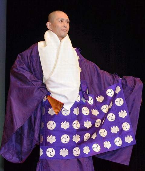 عرض أزياء نادر للرهبان الوسماء