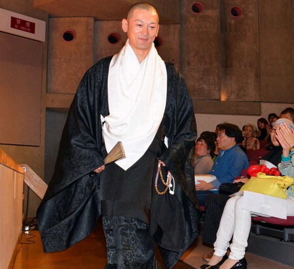 عرض أزياء نادر للرهبان الوسماء