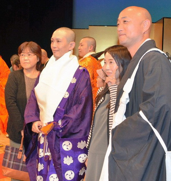 عرض أزياء نادر للرهبان الوسماء