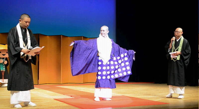 عرض أزياء نادر للرهبان الوسماء